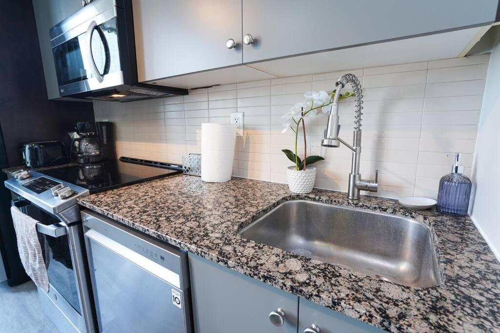 1504 Brand New Best Location 1Br Den With Amazing View Τορόντο Εξωτερικό φωτογραφία